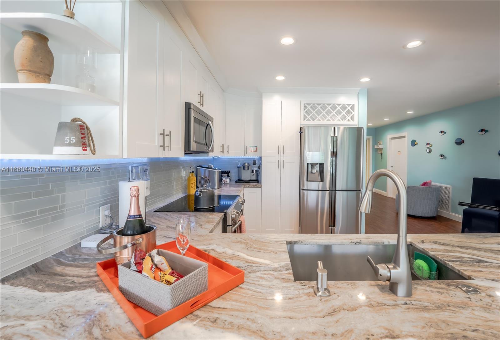 TROPICAL HAVEN - Residential