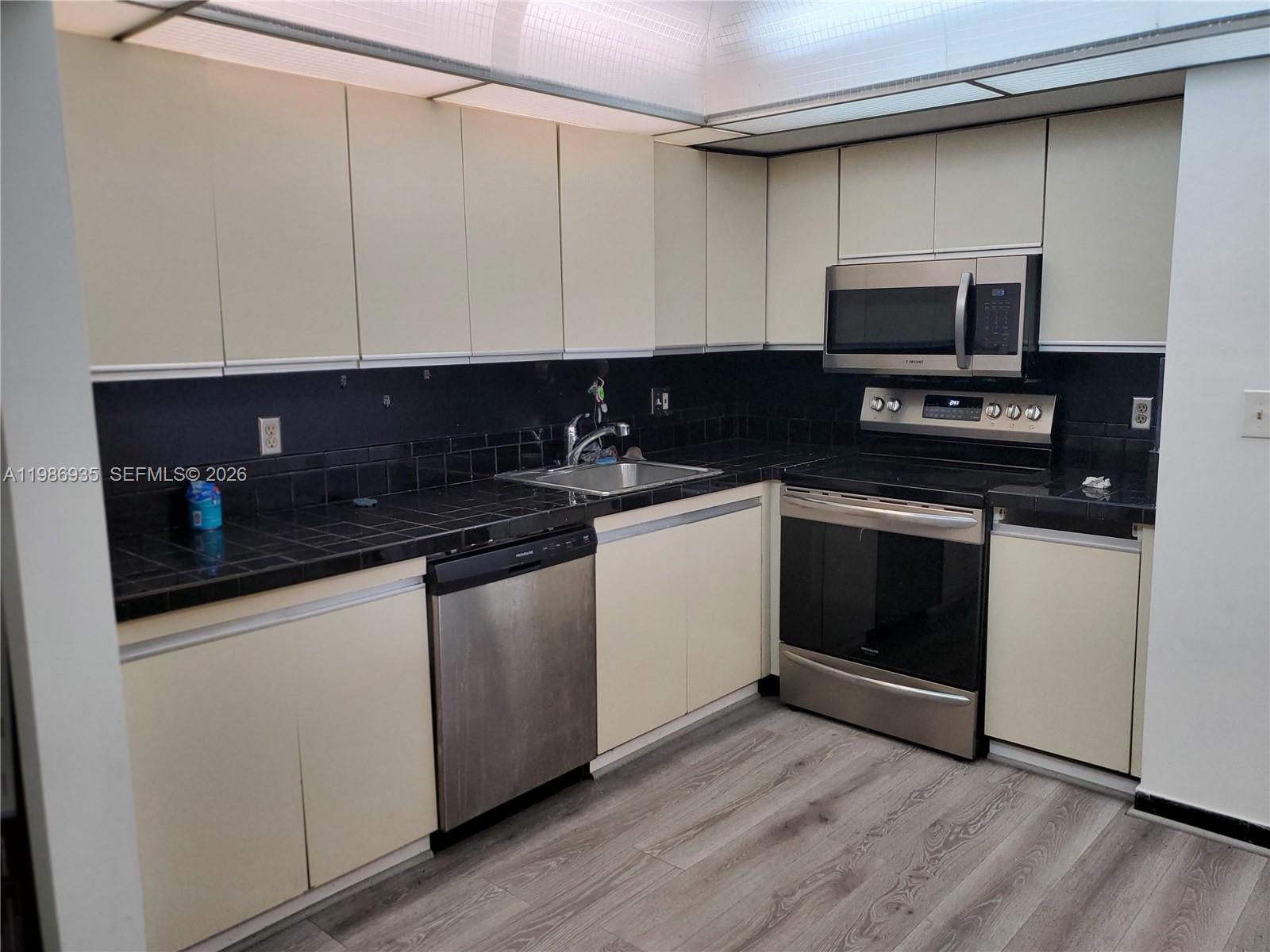 2500 Parkview Dr 2012