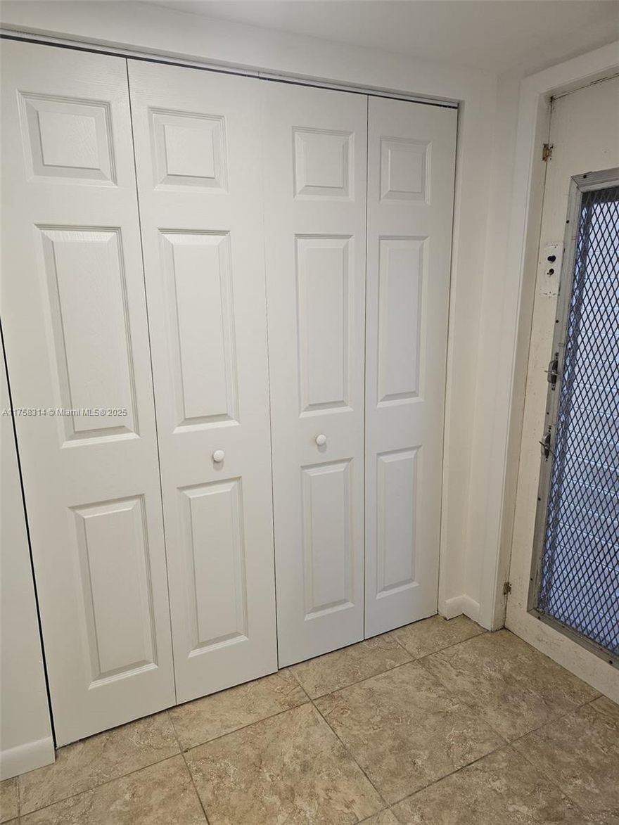 NICE 2 BEDROOM , 2 BATHROOM APARTMENT , LOCATED IN A QUIET AREA FOR +55 YEARS , COMPLETELY REMODELED , READY TO VACANCY .