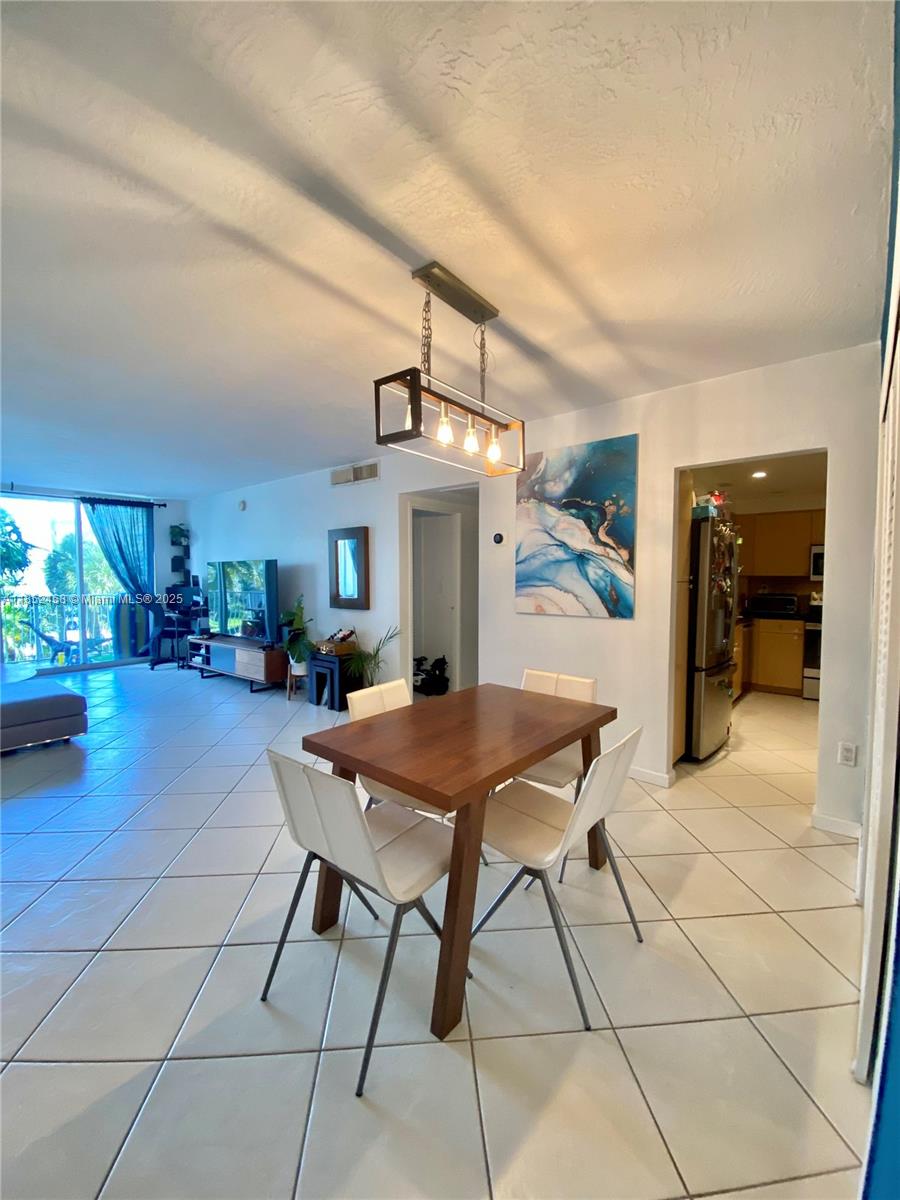 Spacious 1 Bed / 1 Bath Condo – Prime Bayfront Living
This bright & spacious 950 sq ft condo features two walk-in closets, in-unit washer/dryer (new 2023), new kitchen appliances (2023), plenty of pantry/storage space, and lots of natural light. Shabbat Elevators. Enjoy partial bay views from this well-appointed unit in a full-service waterfront building with 24/7 front desk security.
Amenities include a gym, pool, BBQ area, community room with Wi-Fi. All in a prime location near top dining, shopping, and entertainment. Also boat/jet ski dock for rent by availability.