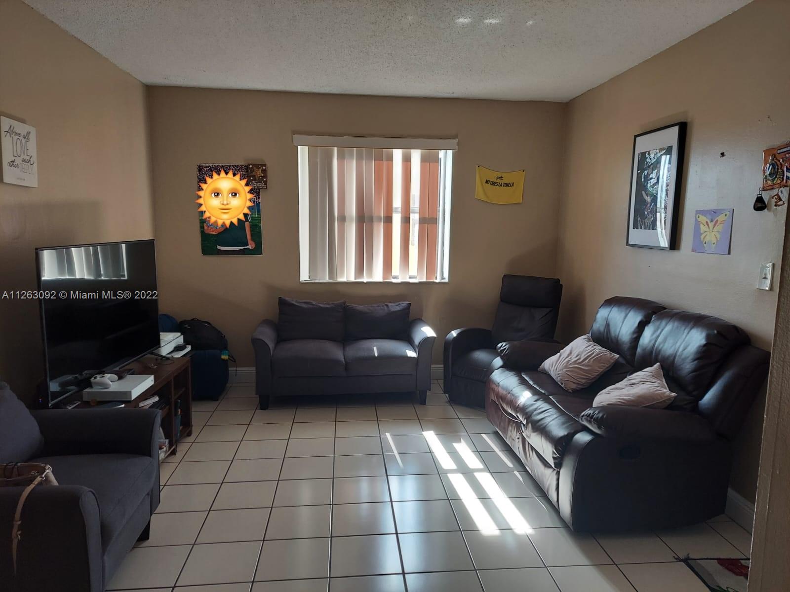 Photo 2 of 9 of listing 2302ed7a-5834-4673-af52-21fc16b04eba condo