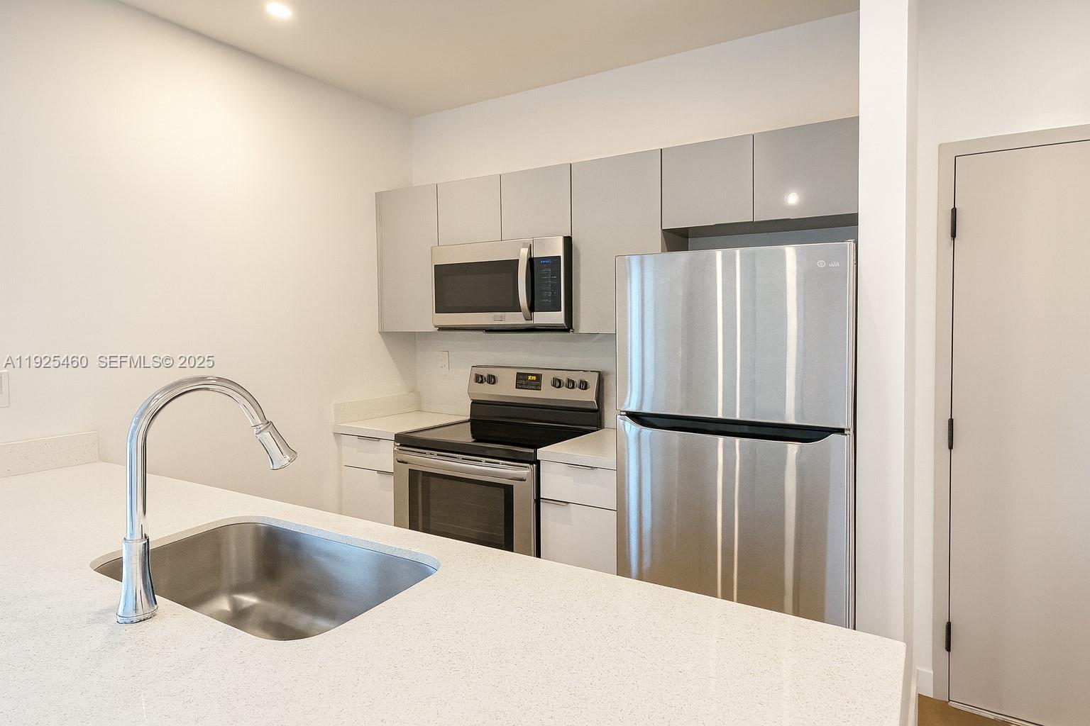 HOLLYWOOD VIEW - Residential Lease