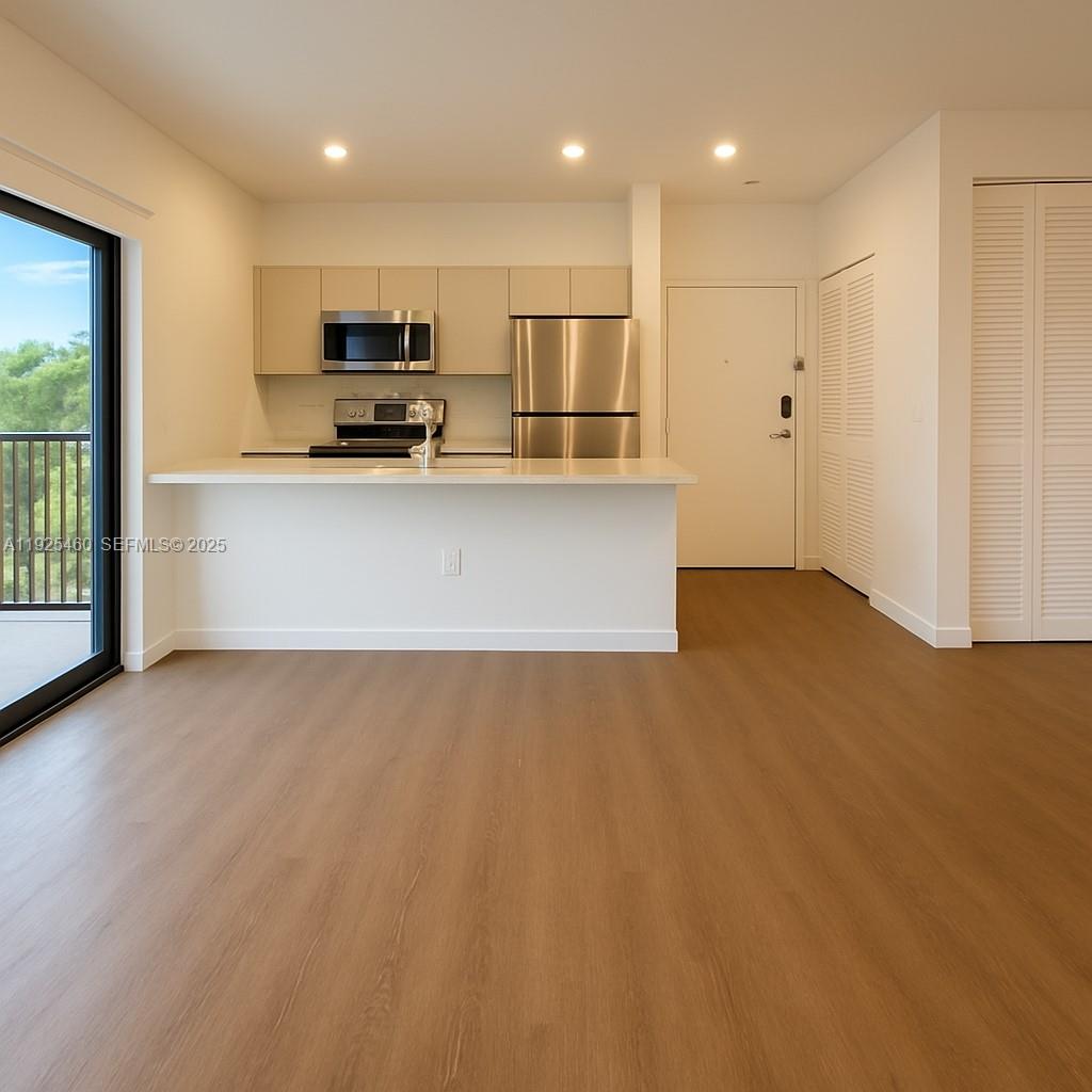 HOLLYWOOD VIEW - Residential Lease