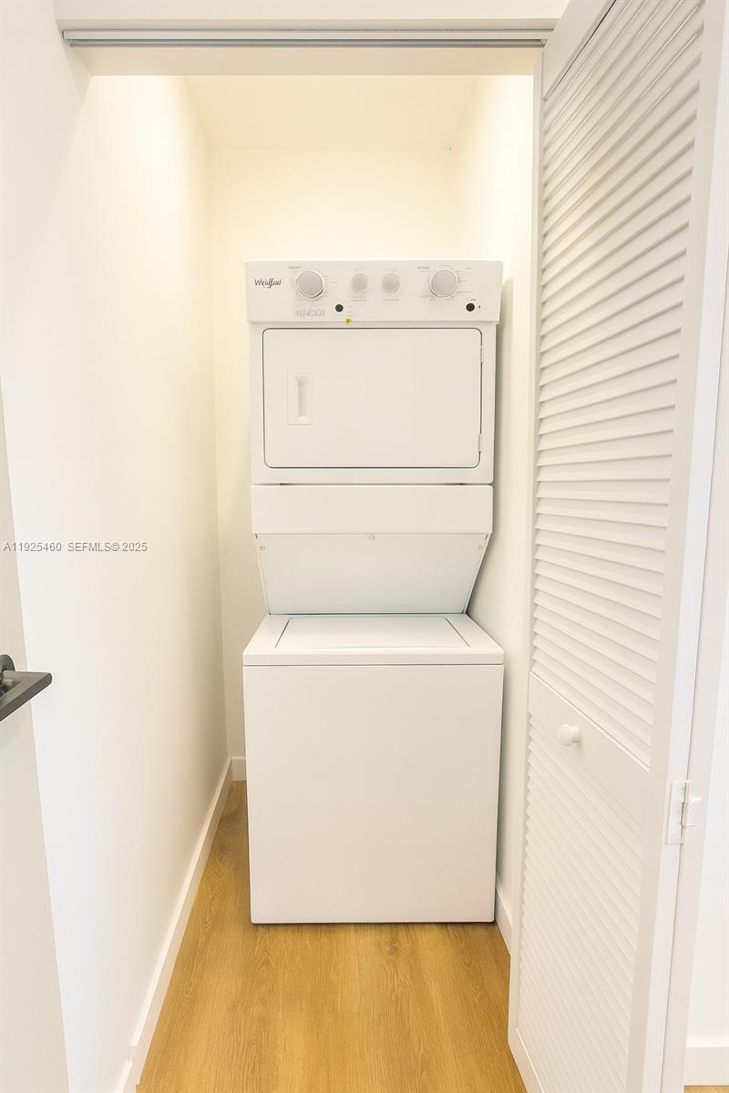 HOLLYWOOD VIEW - Residential Lease