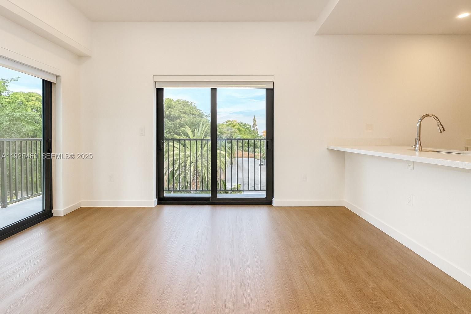 HOLLYWOOD VIEW - Residential Lease