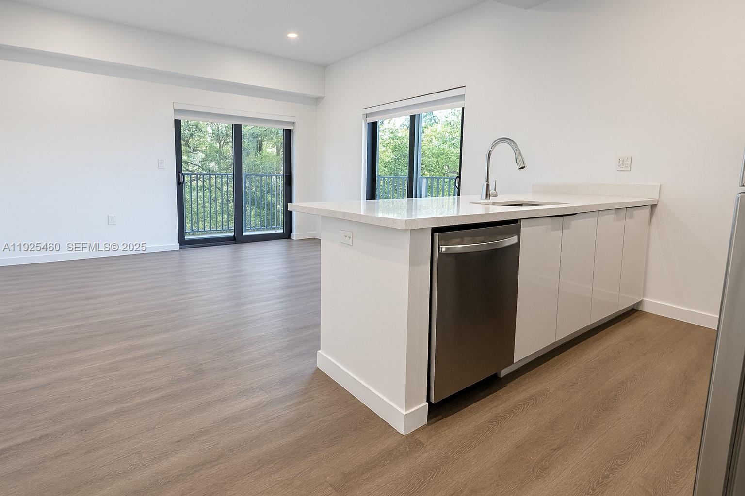 HOLLYWOOD VIEW - Residential Lease