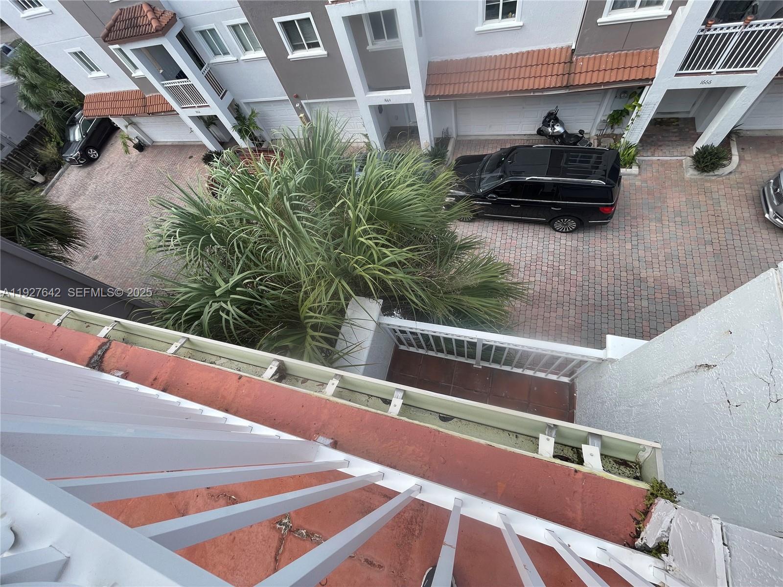 HOLLYWOOD LAWNS - Residential