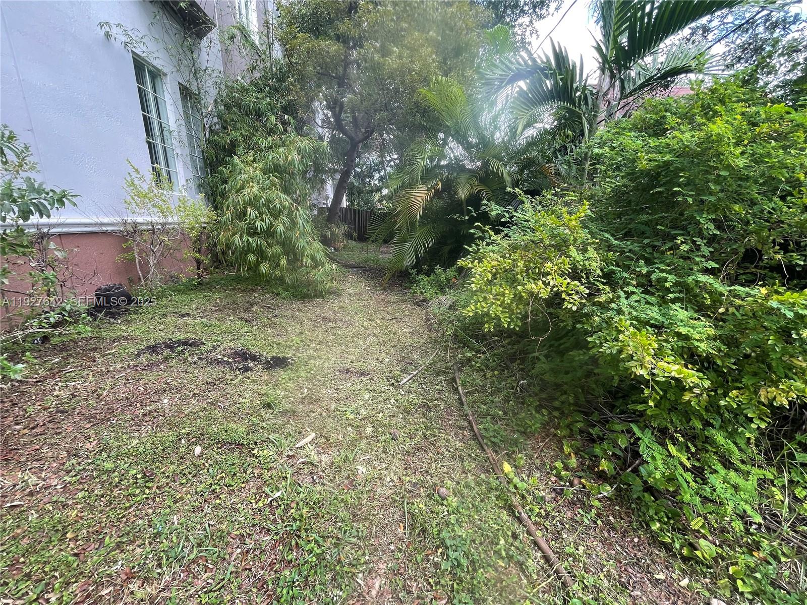 HOLLYWOOD LAWNS - Residential