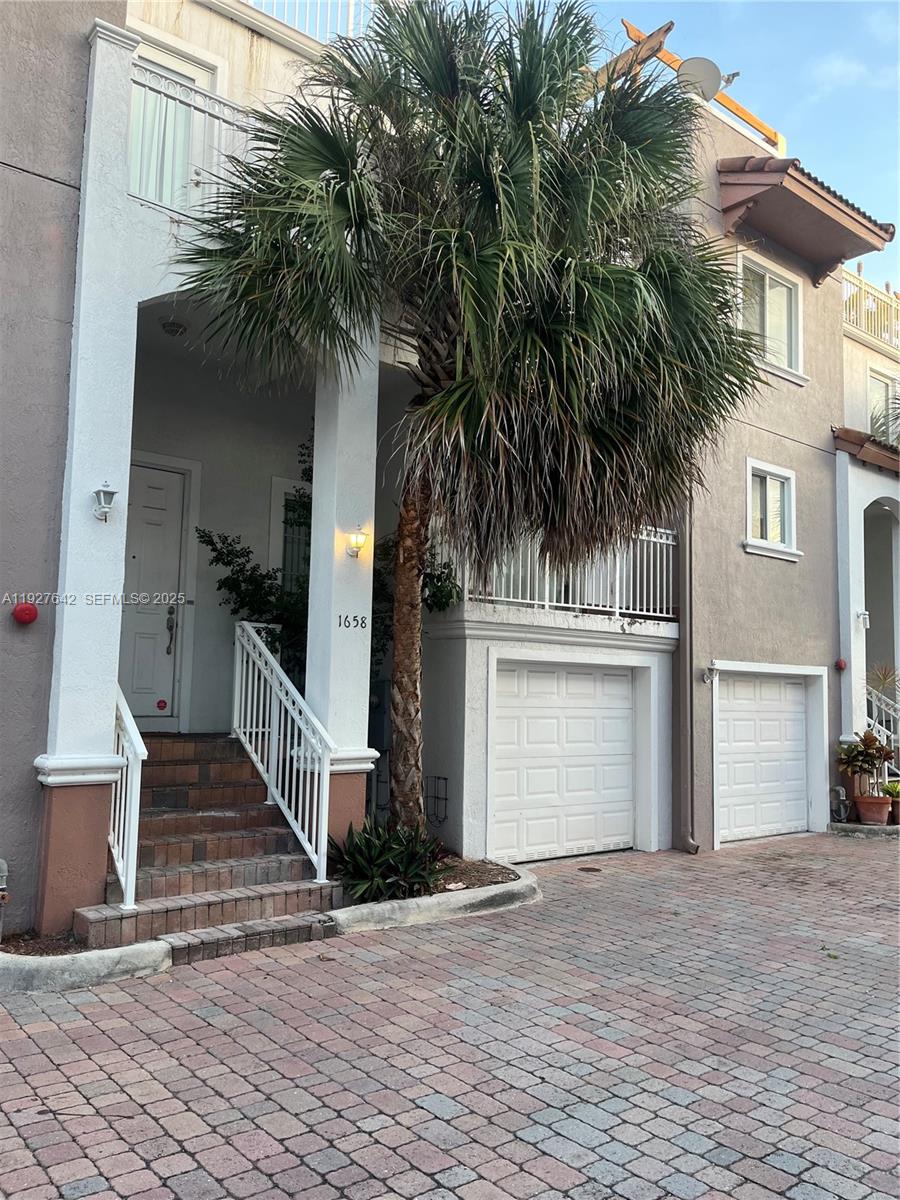 HOLLYWOOD LAWNS - Residential