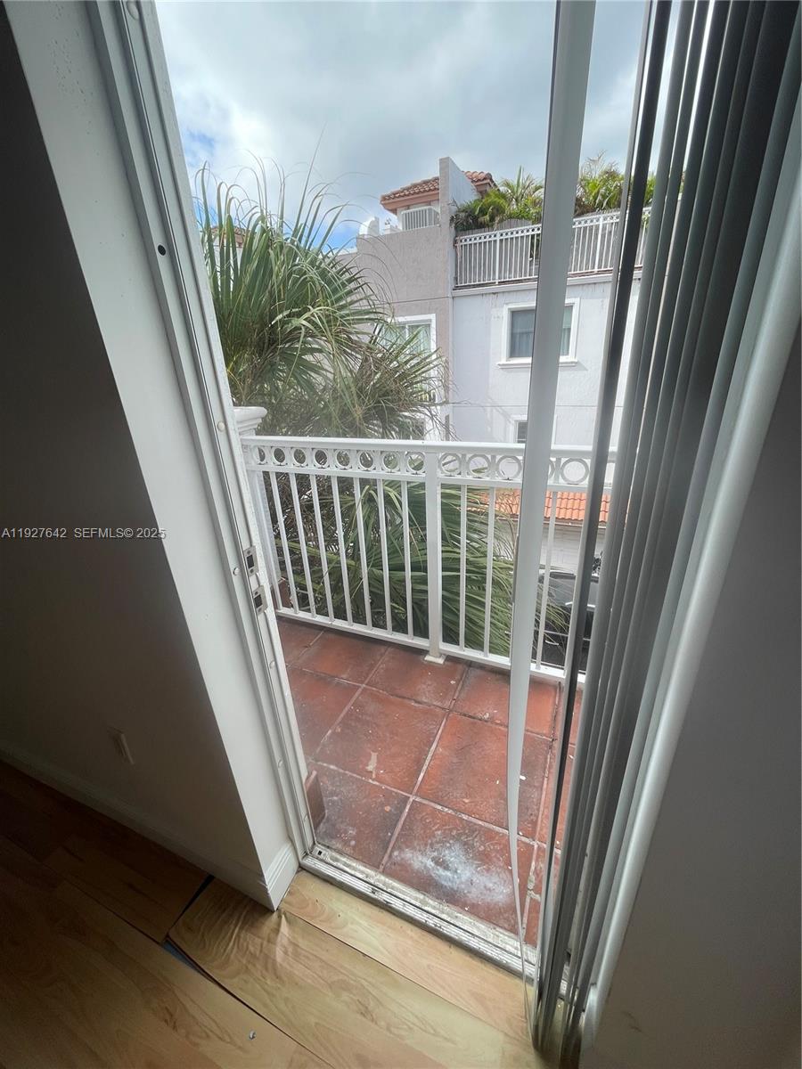 HOLLYWOOD LAWNS - Residential