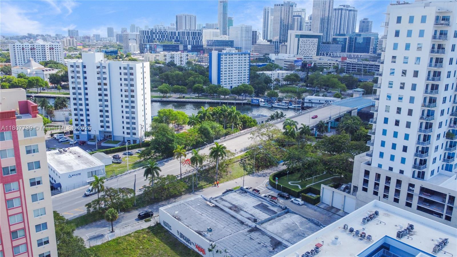 Industrial warehouse space in the heart of Downtown Brickell Miami River area . 2300 sqft if warehouse with high ceilings , street level garage door for easy access to drive in vehicles or your heavy machinery , private office to conduct business. just a few blocks to i-95 and the airport as well as the seaport makes this the ideal location for any type of industrial or mechanic business or for storage Easy to show please call L/A for more info or to view property .
