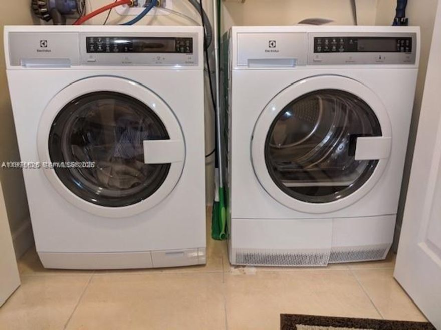 WASHER AND DRYER INSIDE THE CONDO* LISTING A11995526* THE ENTIRE UNIT HAS BEEN REMODELED* TILE THROUGHT THE UNIT* REMODELED KITCHEN: CABINETS, APPLIANCES, KITCHEN COUNTERS* LARGE MASTER BEDROOM* MODERN BATHROOM* CALIFORNIA CLOSETS WITH PLENTY OF STORAGE*FANCY ELECTRIC FIXTURES*ACCORDION SHUTTERS*LARGE BALCONY* 1 ASSIGNED PARKING SPACE PLUS GUEST PARKING*ELEVATOR IN BUILDING*WATER INCLUDED*WIDE ARRAY OF CLUBHOUSE AMENITIES: GYM, COMMUNITY POOL, TENNIS COURTS, BARBEQUE AREA* WALKING DISTANCE TO BAPTIST HOSPITAL* MINUTES FROM DADELAND MALL, DOWNTOWN DADELAND & METRORAIL AND HIGHWAYS* THIS UNIT IS IN PERFECT CONDITION*