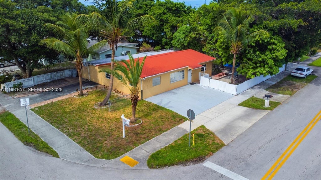 Photo of 11 NE 21st St, Pompano Beach, FL 33060 (MLS # A11971657)