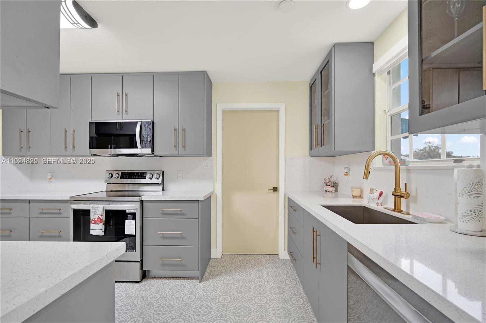 SILVER PALMS GROVES - Residential