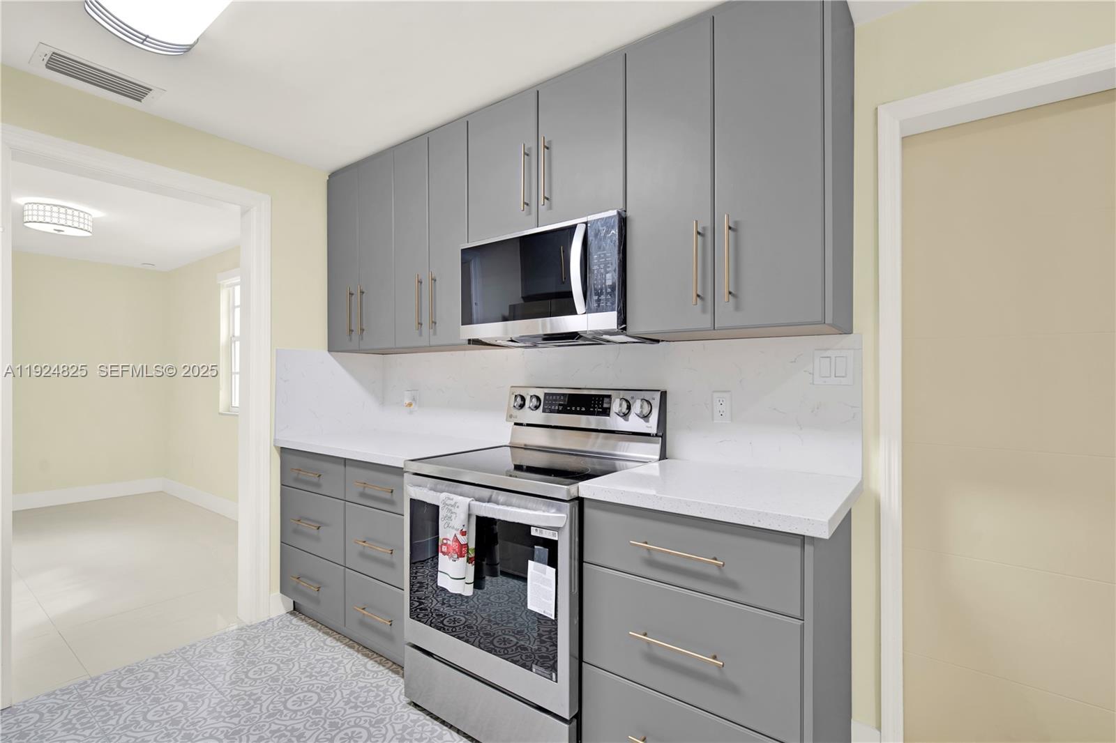 SILVER PALMS GROVES - Residential