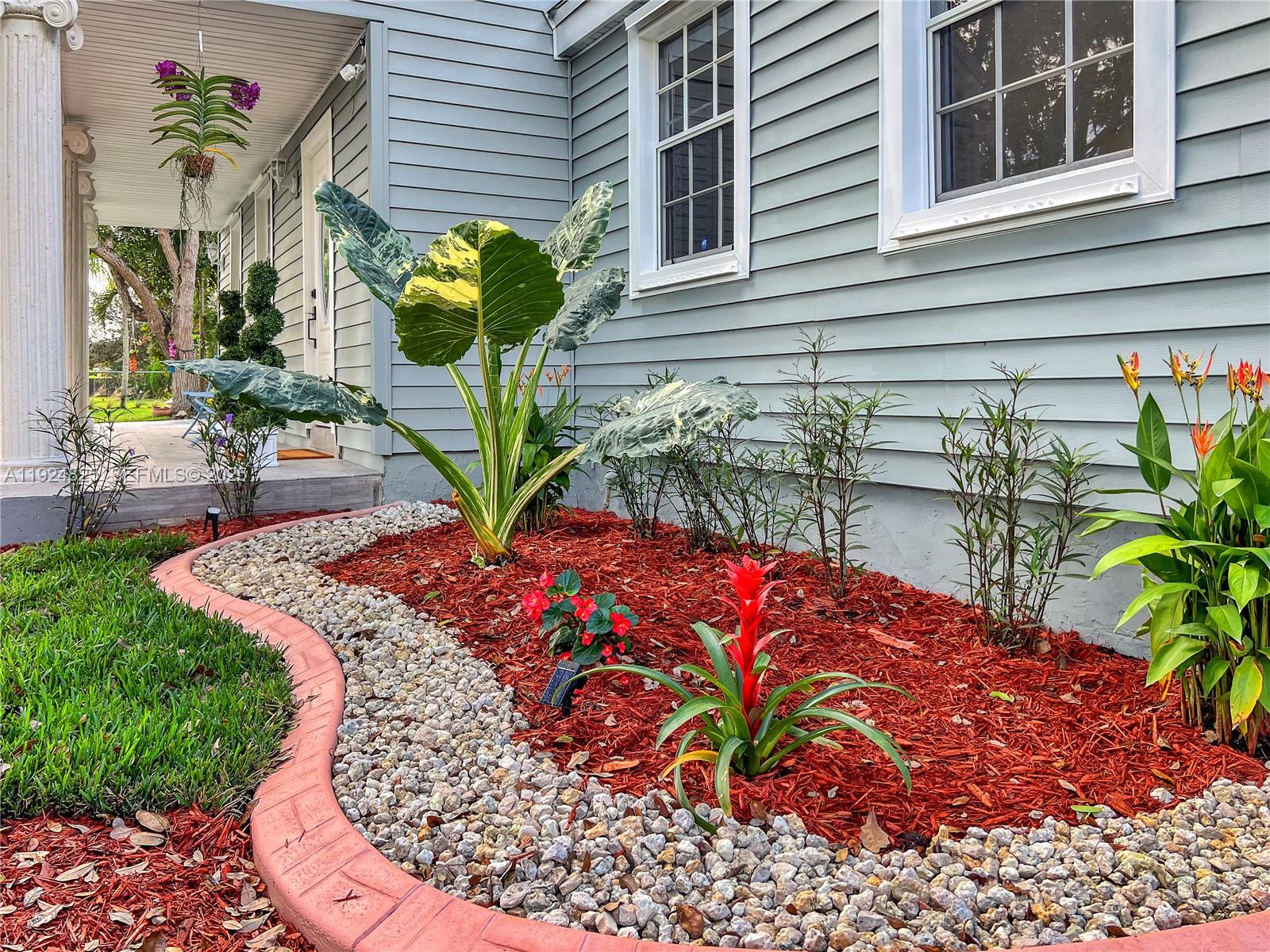 SILVER PALMS GROVES - Residential