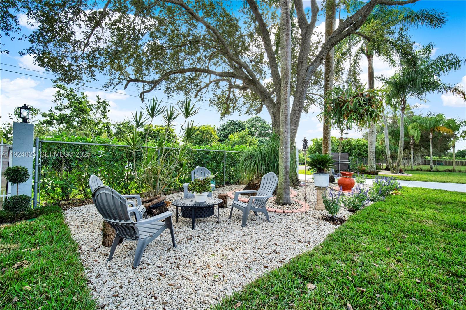 SILVER PALMS GROVES - Residential