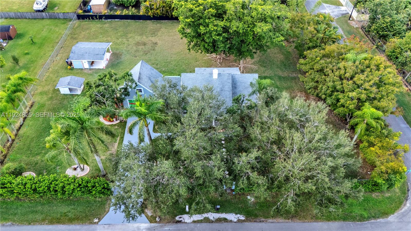 SILVER PALMS GROVES - Residential