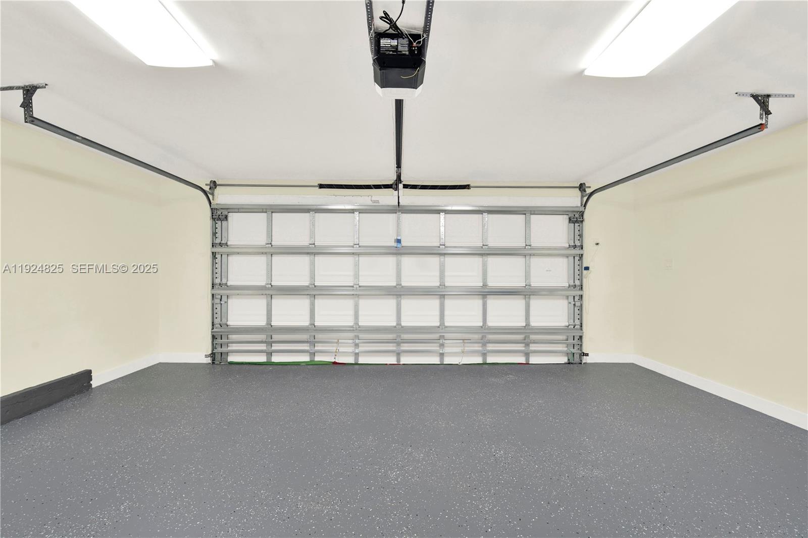 SILVER PALMS GROVES - Residential