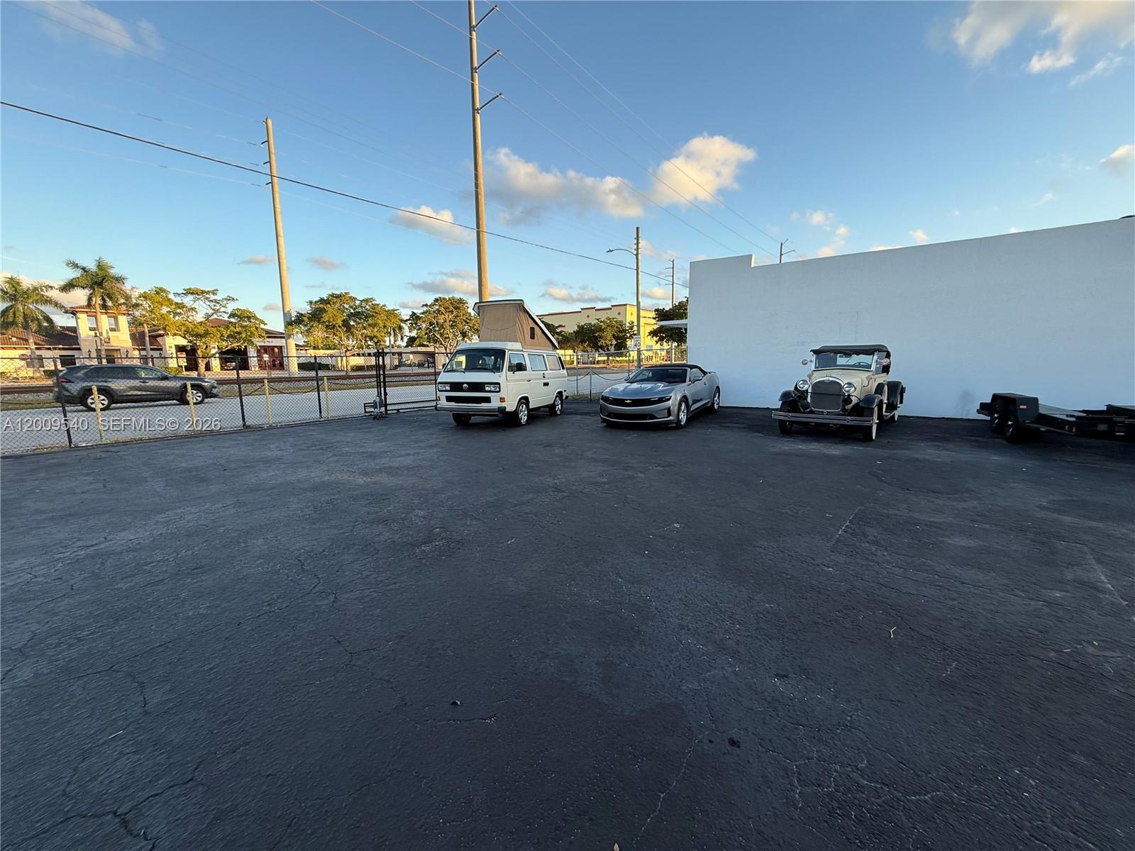HOLLYWOOD PARK - Commercial Sale