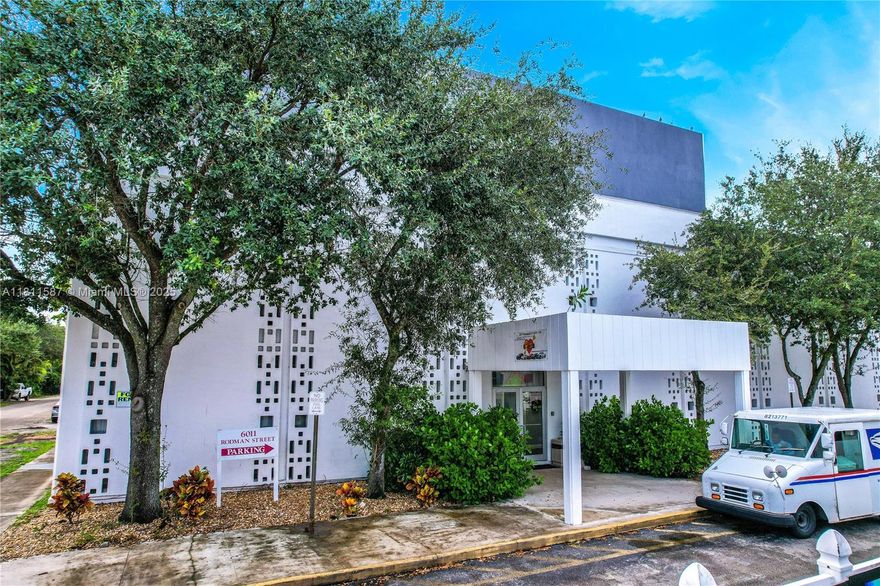 Prime office space available in a three-story building just minutes from both I-95 and the Florida Turnpike, offering accessibility for businesses. Centrally located in Hollywood, this building is situated right off the bustling 441, making it convenient for employees and clients alike. The modern structure features ample parking, flexible floor plans, perfect for businesses seeking a professional environment. With proximity to major highways, the location offers easy access to Miami, Fort Lauderdale, and surrounding areas, making it ideal for companies looking to expand their reach while staying close to the heart of South Florida. Perfect for law firms, tech companies, or creative agencies looking for an exceptional space in a highly sought-after area!