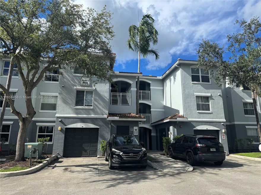 SPACIOUS AND BEAUTIFUL 2/2 IN GATED COMMUNITY LA VIA, CERAMIC TILE IN LIVING AREAS AND LAMINATE WOOD IN BEDROOMS, HIGH CEILINGS, OPEN KITCHEN WITH WASHER AND DRYER, LAKE VIEW FROM BALCONY, LARGE MASTER BEDROOM WITH WALK IN CLOSET, ON THE 3RD FLOOR. CLUB HOUSE, SWIMMING POOL, GYM, PLAYGROUND, TENNIS AND PICKLEBALL. CLOSE TO MALLS, HOSPITALS, AND HIGHWAYS. GREAT RESTAURANTS IN THE AREA.