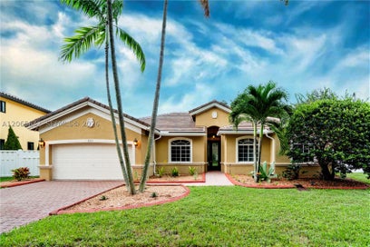 2823 Poinciana Cir Cooper City FL 33026