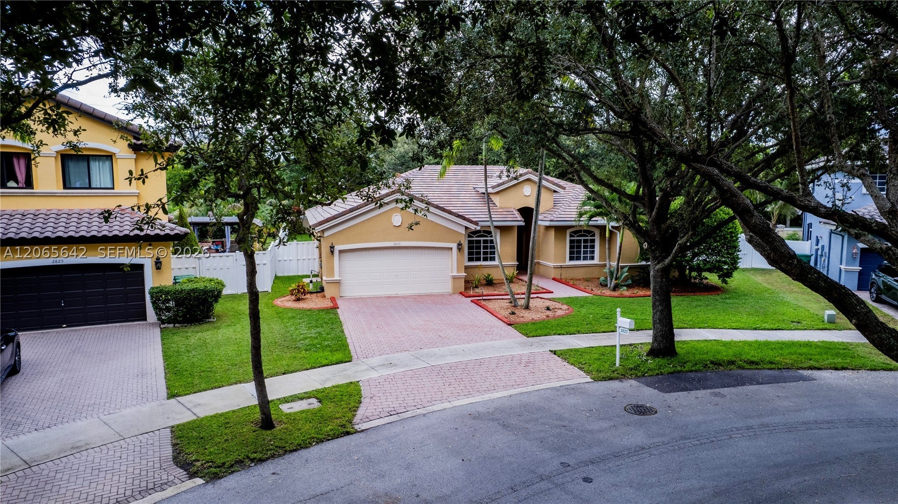 2823 Poinciana Cir