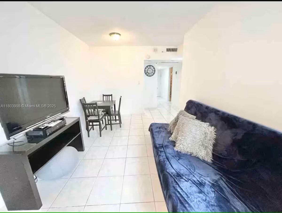 Rental Property at 100 Lincoln Rd 1216, Miami Beach, Miami-Dade County, Florida - Bedrooms: 1 
Bathrooms: 1  - $2,300 MO.
