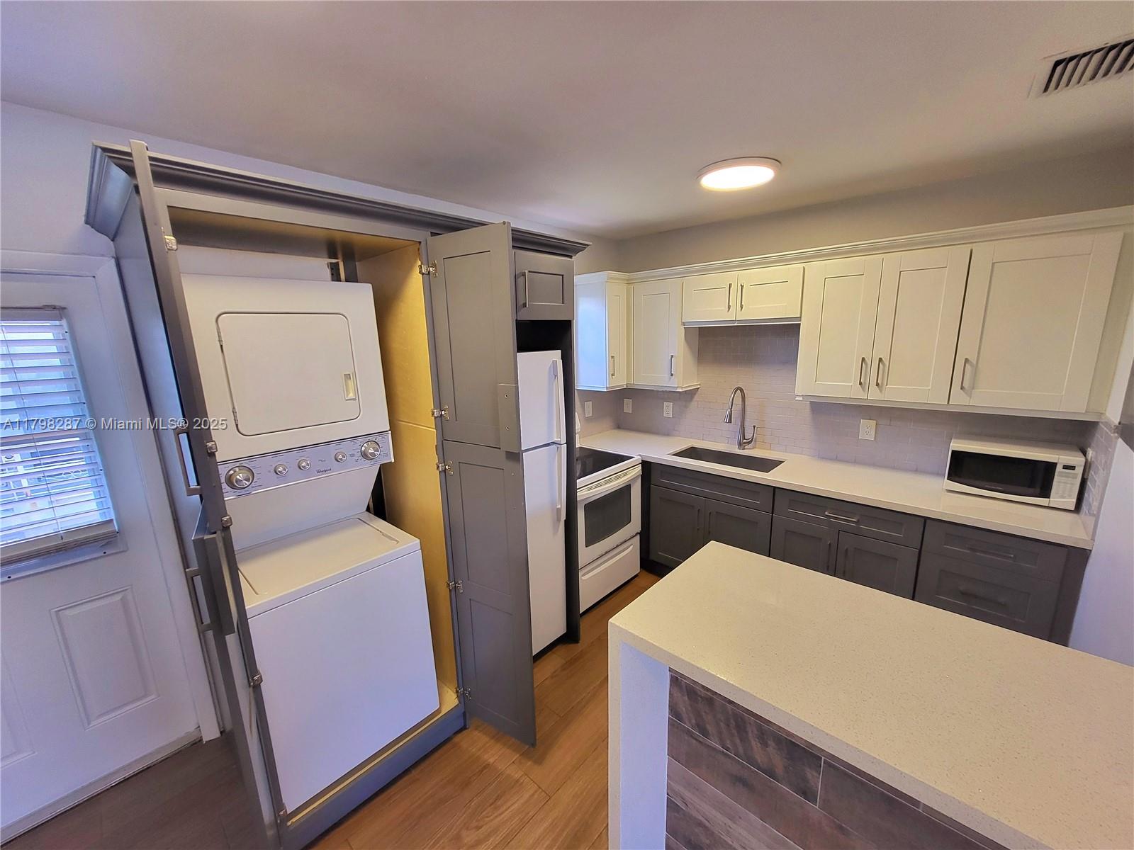 2355 Sw 27th St 4, Miami, Broward County, Florida - 2 Bedrooms  
1 Bathrooms - 