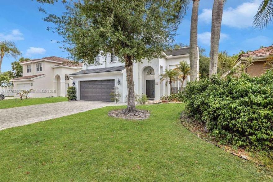 3/2/1 PLUS DEN. Spacious two-story home features large master suite on second floor w/lots of closet space, formal dining and
living rooms, open kitchen w/breakfast nook, large family room. Covered and open back patio w/outdoor table and
chairs. Home situated at the end of the street, no thru traffic and very private backyard and no rear neighbors!!
Has a fantastic floor plan. NEW ROOF.