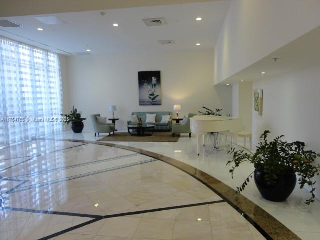 LA GORCE PALACE CONDO - Residential Lease