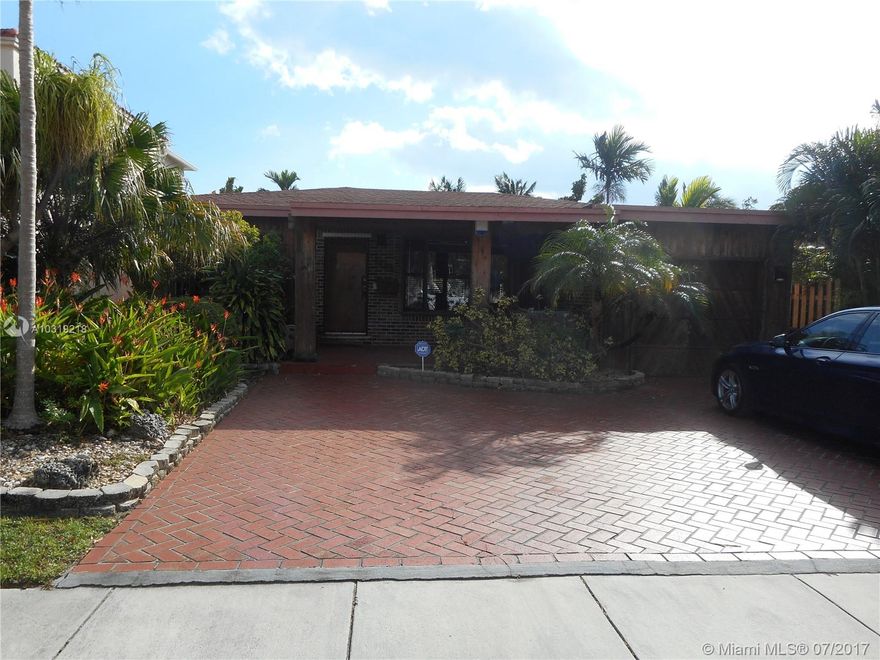 WATERFRONT POOL HOME. 3/2 (MASTER SUITE COMBINES WITH PARTIAL AREA OF THIRD BEDROOM CAN BE CONVERTED BACK TO FULL 3 BEDROOM) GORGEOUS WIDE BAY VIEWS FACING SUNNY SOUTH EXPOSURE. CAN BE RENOVATED OR BUILD A NEW HOUSE WITH FABULOUS VIEWS.