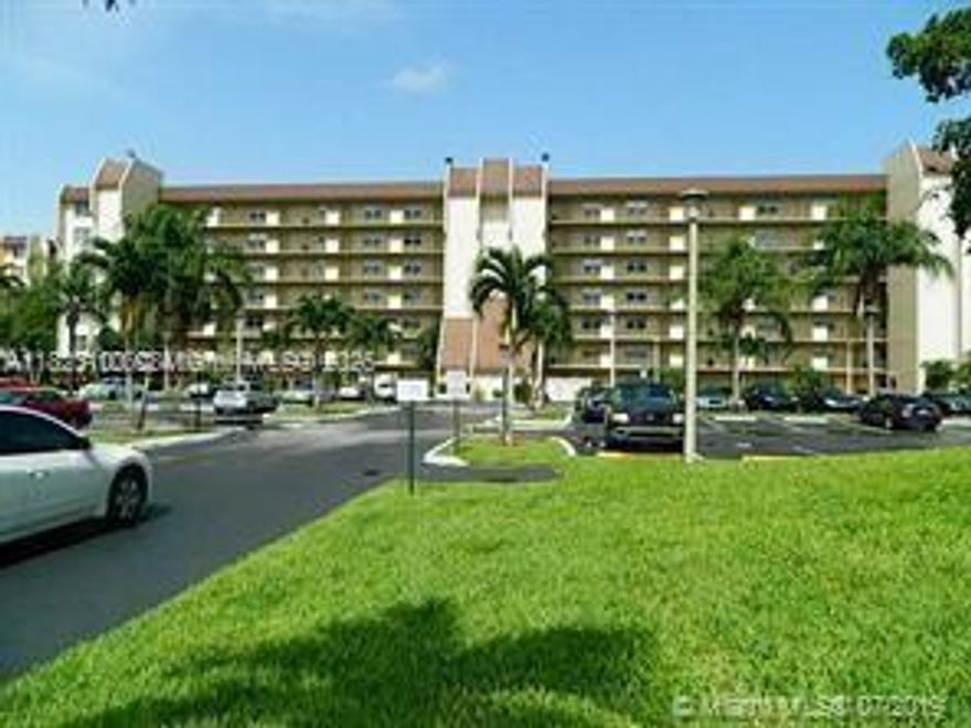 2/2 corner unit , apartment with beautiful view of the lake and golf course , close to Nova University tile and laminate floors , nice kitchen cabinets , good for investors , baths need remodeling