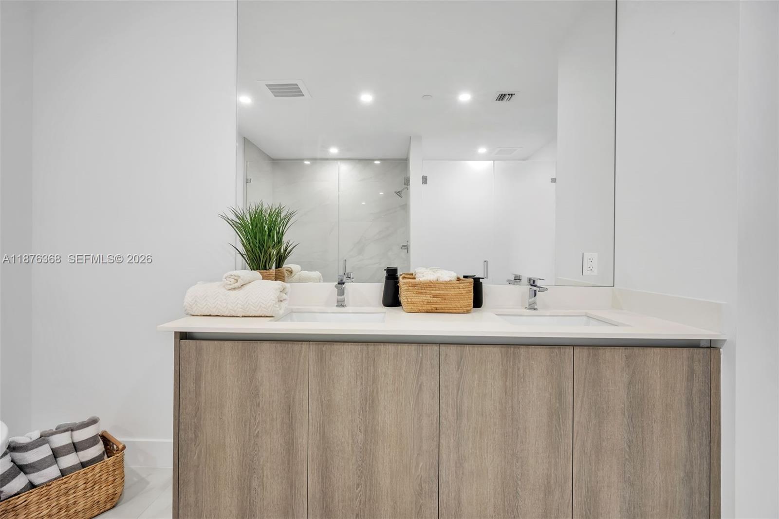 AURORA CONDOMINIUM - Residential