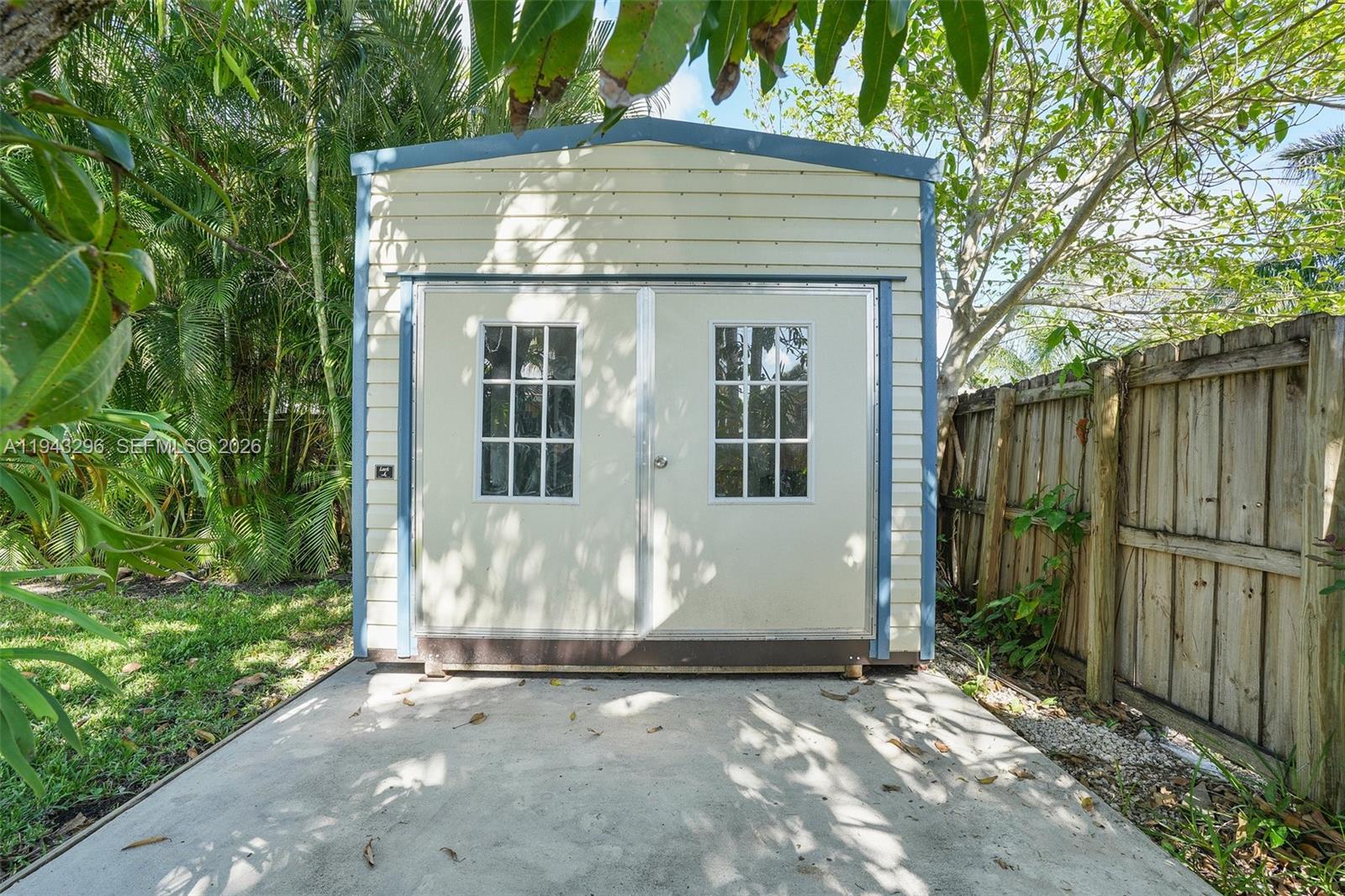 HOLLYWOOD LAKES SECTION - Residential