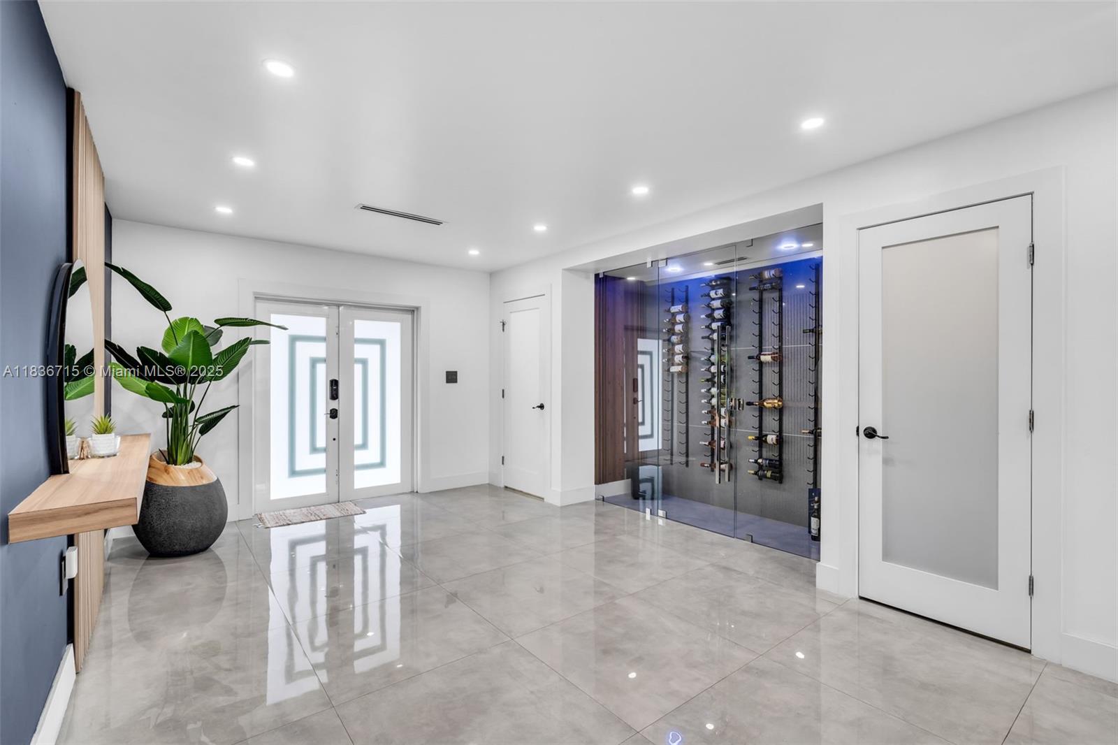 8241 NW 182nd St, Hialeah, FL, 33015/$1,499,000 4 8241 NW 182nd St