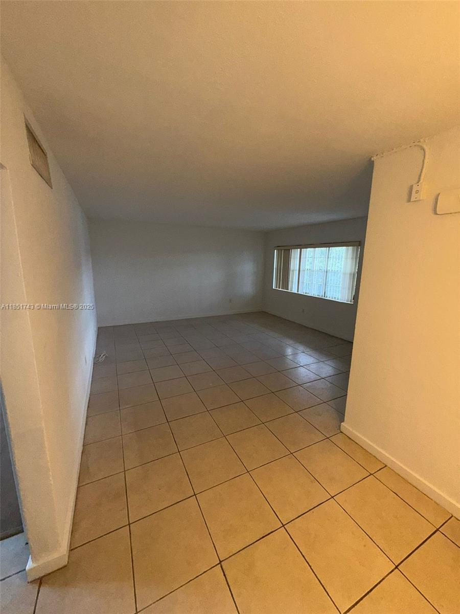 Welcome to White House Unit #301.
A remodeled, clean, and completely painted apartment ready to welcome a new family.
Full air conditioning, appliances, in a quiet neighborhood.