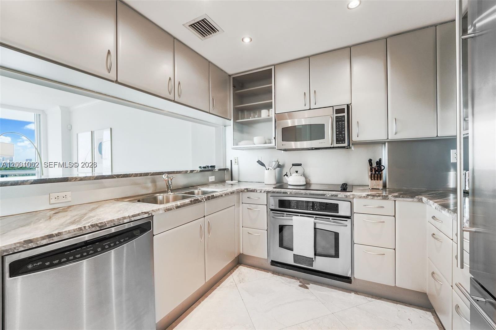 THE BENTLEY BAY CONDO - Residential Lease