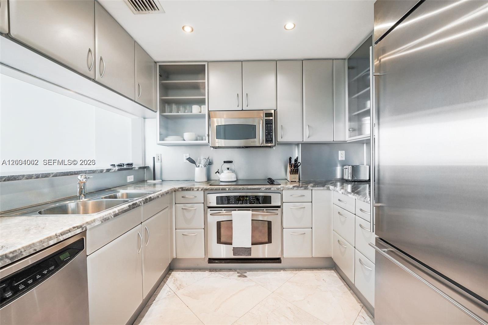 THE BENTLEY BAY CONDO - Residential Lease