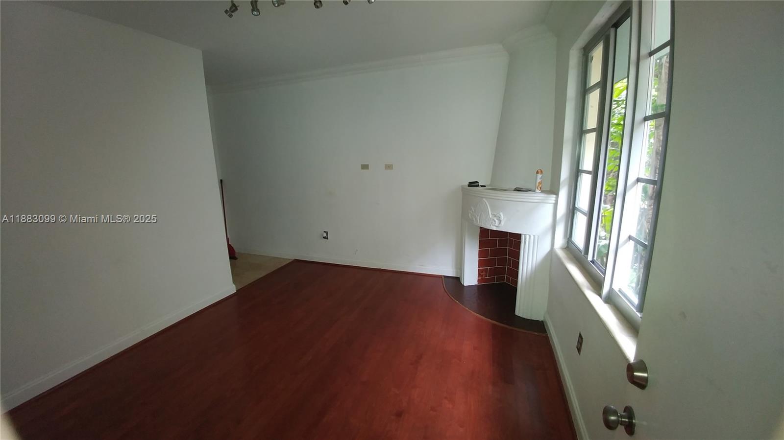 GORGEOUS UPDATED ART DECO UNIT WITH ART DECO FIREPLACE, IMPACT WINDOWS, CENTRAL AC, WASHER &
DRYER IN BUILDING, FANTASTIC LOCATION ACROSS FROM FLAMINGO PARK ...SPORTS FIELDS FOR ALL MAJOR
SPORTS AND COMMUNITY POOL, 3 BLOCKS FROM LINCOLN RD. 1 BED, 1 BATH WITH 487 SQ. FT. UNIT WAS
REMODELED WITH NEW KITCHEN AND BATHROOM A FEW YEARS AGO. NEW AIR CONDITIONING UNIT INSTALLED
JANUARY 2018. SECURE, GATED, WELL MAINTAINED DECO COMPLEX WITH PRIVATE ENTRY TO THE BUILDING.