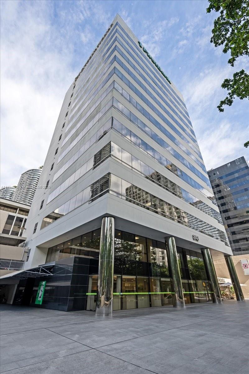 Class A Office building located in the heart of Brickell Avenue and Financial District. 848 Brickell Ave is located at walking distance to Brickell City Center and Mary Brickell Village.