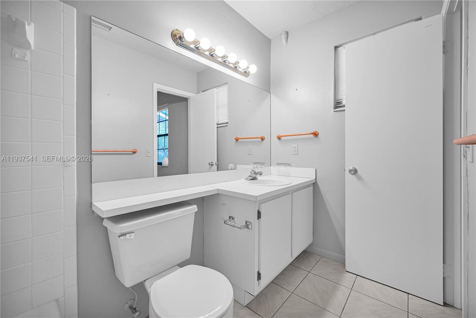 VILLAGE TOWNHOUSES-JACARA - Residential