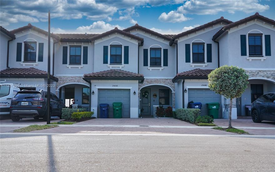 GORGEOUS 3 BEDROOM 2.5 BATHS TOWNHOUSE IN THE ISOLA COMMUNITY. OPEN KITCHEN WITH STAINLESS STEEL APPLIANCES, GRANITE COUNTERTOP, BACKSPLASH. AN AMAZING FENCED BACKYARD AND A COVERED PERGOLA GREAT FOR ENTERTAINING AND GRILL. COMMUNITY CLUBHOUSE FEATURE A GREAT POOL, AND GYM. GREAT LOCATION CLOSE TO TURNPIKE ENTRANCE.