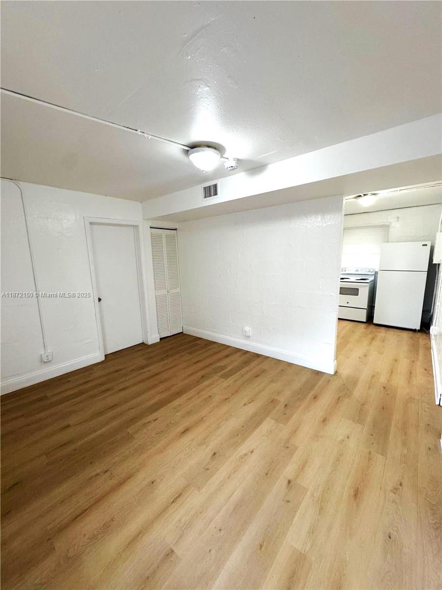 3-Bedroom Apartment for Rent in Pompano Beach
Spacious 3-bedroom, 1-bathroom apartment located in the heart of Pompano Beach. This unit includes a stove, refrigerator, and air conditioner for your convenience. Trash collection, water, and sewer services are included in the rent. Comfortable living in a great location—perfect for families or roommates.