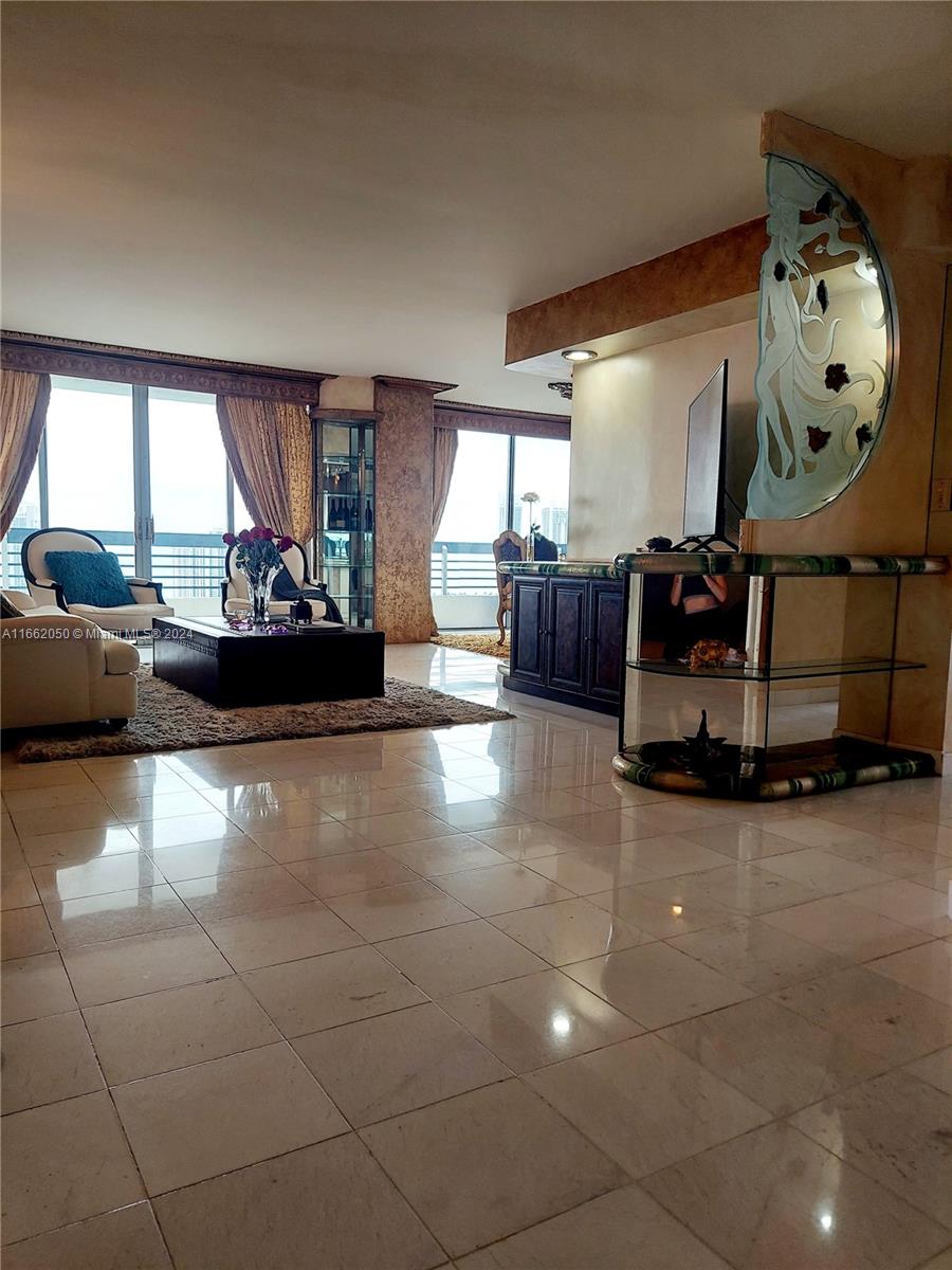 MYSTIC POINTE TOWER 500 C - Residential