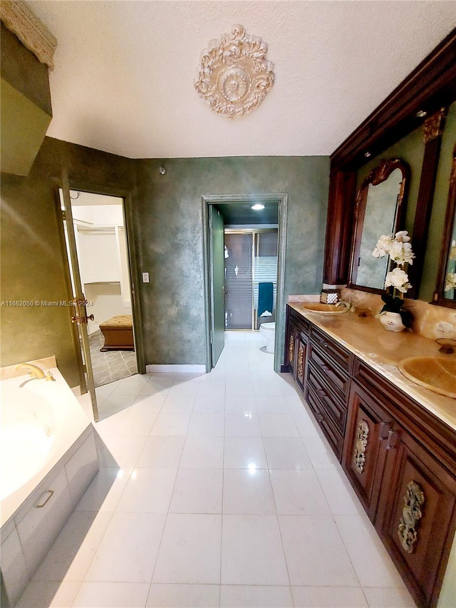 MYSTIC POINTE TOWER 500 C - Residential