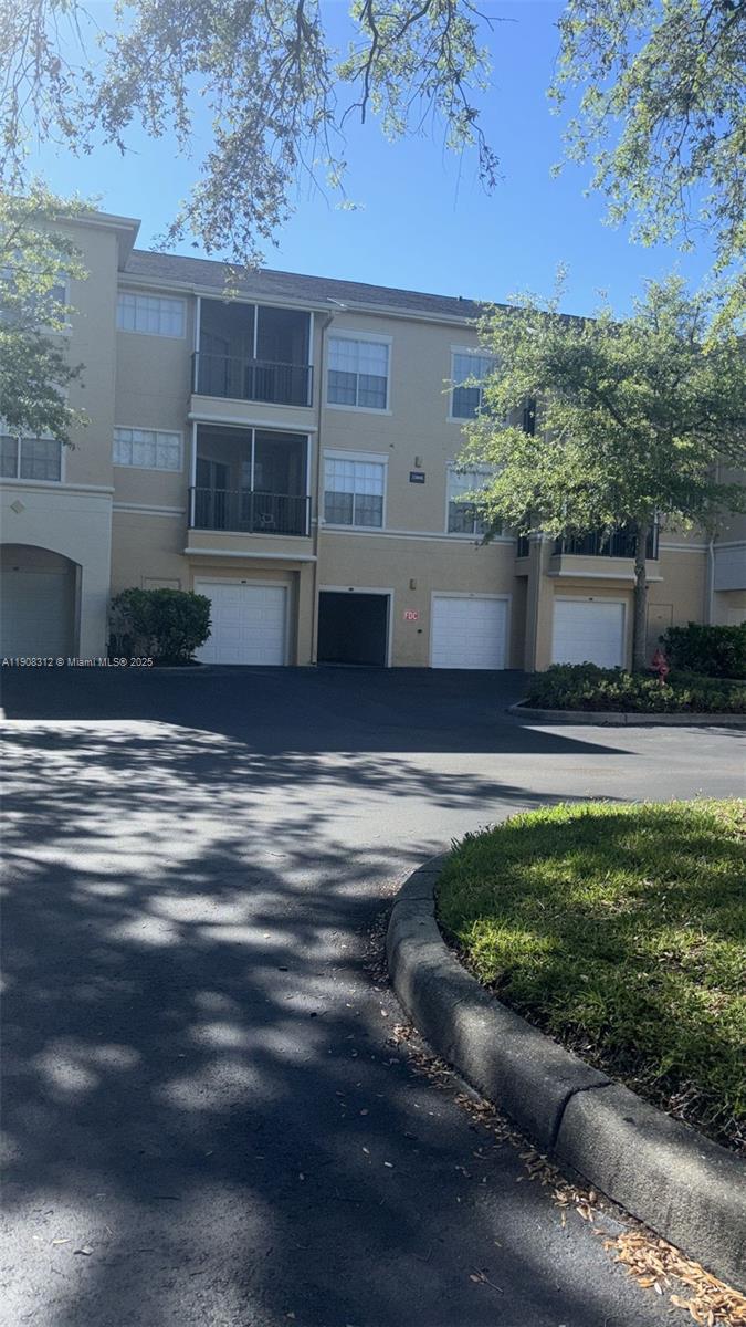 OXFORD PLACE AT TAMPA PALM - Residential