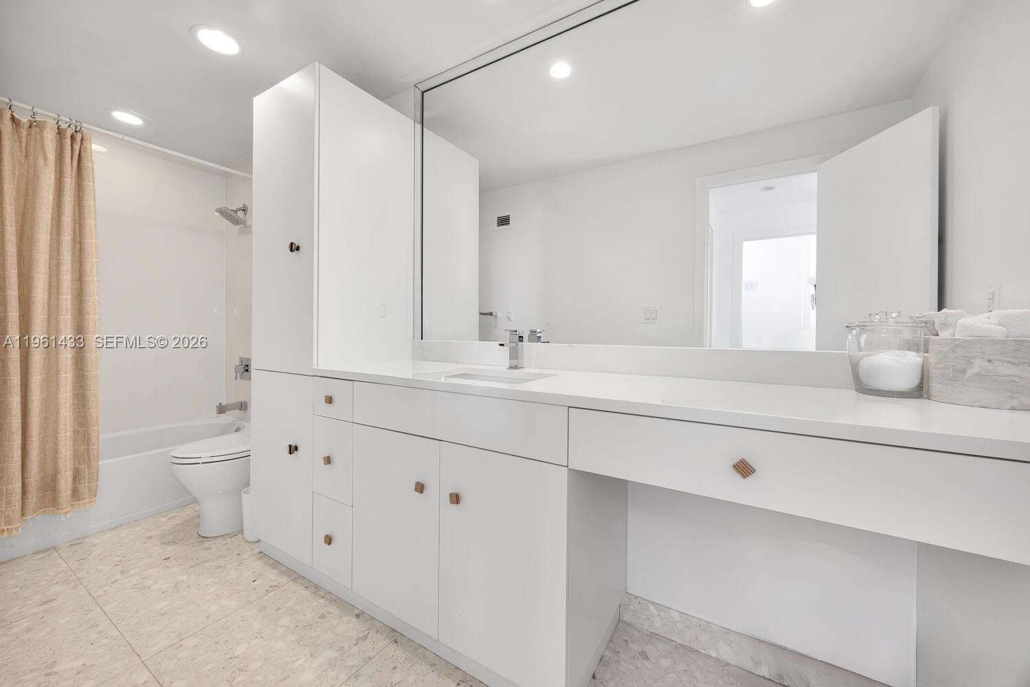 GABLES WATERWAY TOWERS - Residential