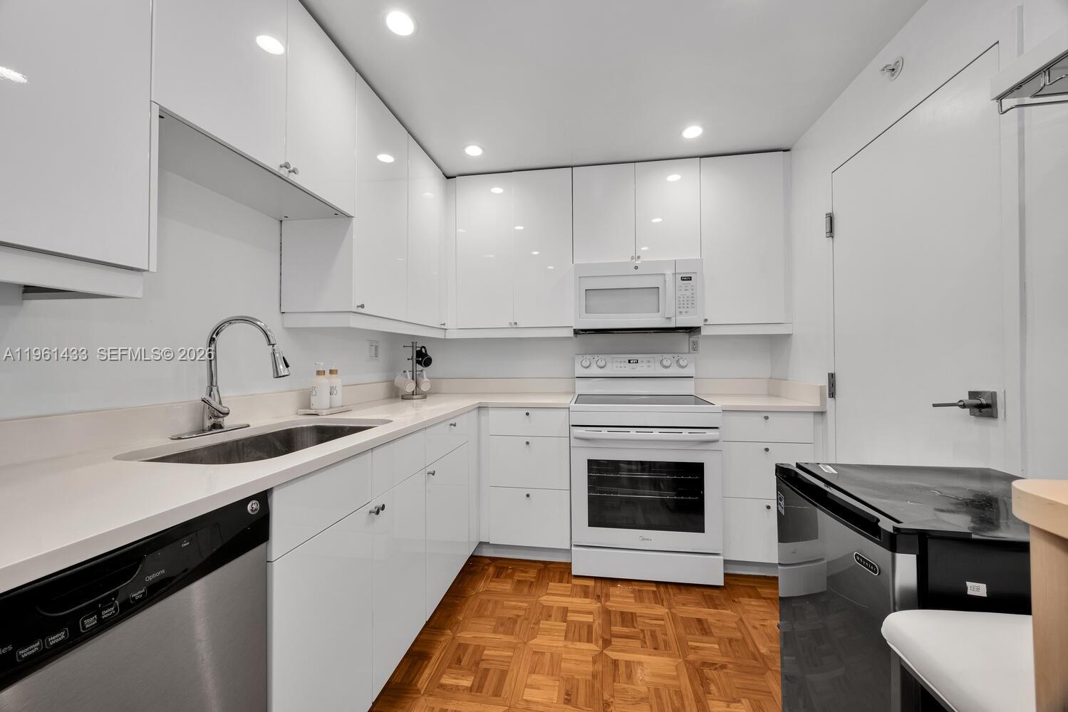 GABLES WATERWAY TOWERS - Residential